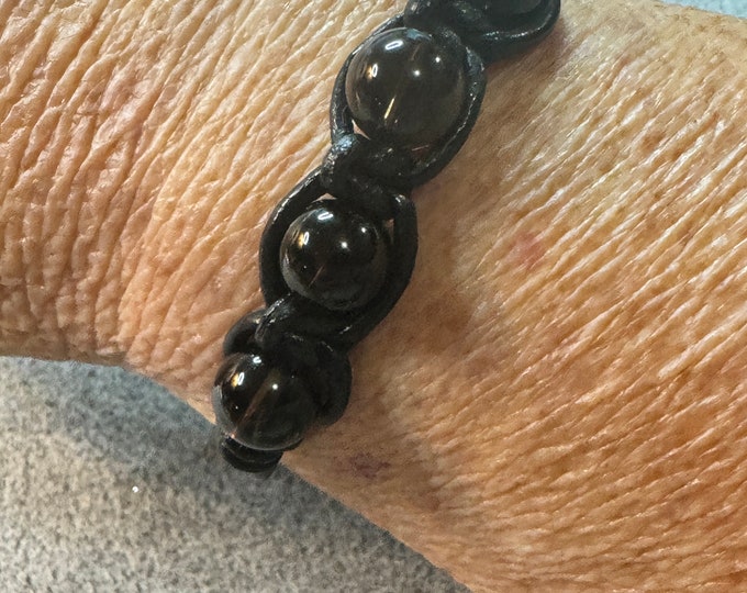 Minimalist bracelet-Black leather bracelet-black glass beaded bracelet-macramed bracelet-Handmade bracelet