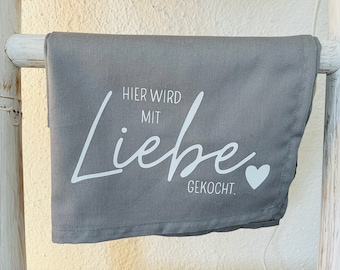 Geschirrtuch mit Aufschrift "Hier wird mit Liebe gekocht" - Geschirrtuch, Tuch, Küchentuch, Geschenk, Küchenzubehör, Geschirrhandtuch