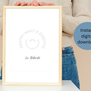 Puede incluir: Una impresión enmarcada con fondo blanco y un gráfico circular en blanco y negro con el texto "Identifica lo que es esencial, elimina todo lo demás." y la firma "Leo Babauta".