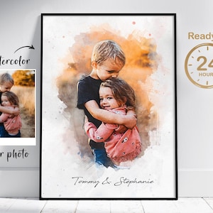 Puede incluir: Retrato en acuarela de dos niños abrazándose, con un fondo artístico suave. La imagen incluye el texto "watercolor" y "your photo", y "Ready in 24 HOURS" en un círculo dorado. Los nombres "Tommy & Stephanie" están escritos abajo.