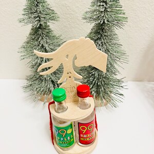 ¡Porta chupitos de mano del Grinch!