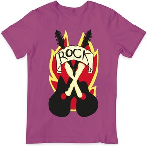 Pode incluir: Camiseta roxa com um gráfico de duas guitarras cruzadas com chamas e a palavra "ROCK" em uma faixa.