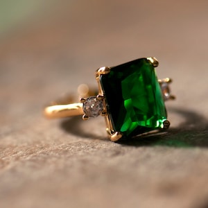 Emerald Green Rectangle Stone Adjustable Ring, Gold and Emerald Ring, Diamante Stone Ring, Cocktail Ring, Dress Ring Green, May Birthstone
