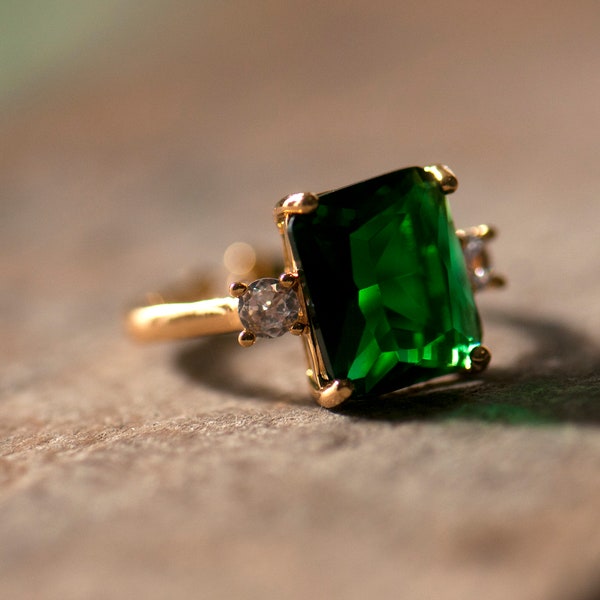 Bague ajustable avec pierre rectangulaire vert émeraude, bague en or et émeraude, bague avec strass, bague de cocktail, bague de robe verte, pierre de naissance de mai