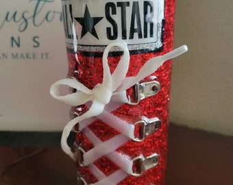 All star chuck shoe glitter tumbler. 3D Converse Chuck Taylor a inspiré tumbler. Tumbler à chaussure de baskets personnalisée.