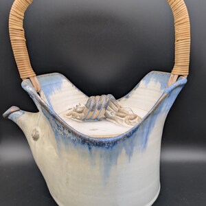 Tetera de cerámica vintage con asa de ratán – Decoración para el hogar con esmalte azul con efecto goteo