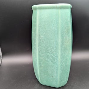 Vaso de oito lados da Poole Pottery em verde claro Carter, Stabler e Adams, formato 828? Conforme encontrado (AF)