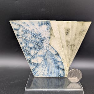 John Beusmans Carn Pottery Texturerad Fläktvas Blå och Svart Oxidwash