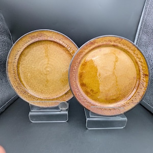 Könnte beinhalten: Rustikales Holzschild mit dem handgeschriebenen Text "Welcome to our home". Das rechteckige Schild hat eine Used-Optik und ein schlichtes, einladendes Design. Geeignet für den Innen- und Außenbereich.