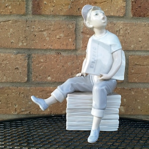 Lladro Nao Newsman 02000132 Porcelain Figurine