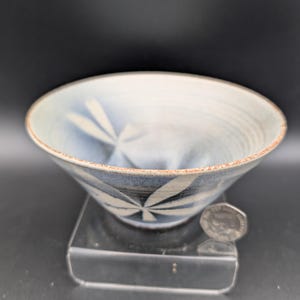 Claire Powell Bol pochoir motif feuilles abstraites