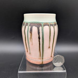 Studio Pottery Vas Rosa Droppande Grön och Metallisk Glasyr