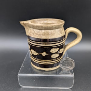 Brocca piccola in ceramica artistica con decorazioni a sgraffito.