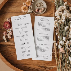以下が含まれることがあります： 白黒のデザインの結婚式の日程表カード。カードには、式典、カクテルタイム、ディナー、レセプションなど、当日のイベントが記載されています。カードには、家族や友人への歓迎メッセージも含まれています。カードは、ドライフラワーが置かれた木製のトレイの上にあります。