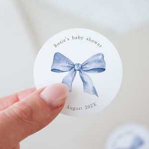 Afdrukbare stickersjabloon babyshower met blauwe strik, rond label blauw lint bewerkbaar gunstlabel babyshower, afdrukbare envelopzegels