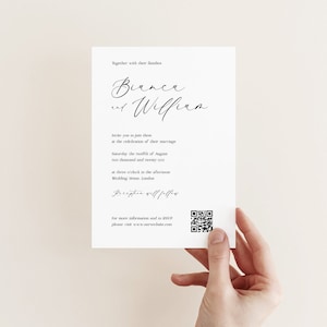 以下が含まれることがあります： 黒い文字で書かれた白い結婚式の招待状。このカードは、ビアンカとウィリアムの結婚式を告知しており、2020年8月12日（土）午後3時に開催されます。結婚式はロンドンで行われます。このカードには、詳細情報とRSVPのためのQRコードが含まれています。