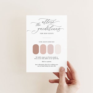 Puede incluir: Una tarjeta de directrices de vestimenta para bodas imprimible con una paleta de colores rosa claro, malva y beige. El texto dice "Las directrices de vestimenta para nuestros invitados.  Atuendo de cóctel cálido y neutral. Agradecemos a nuestra gente favorita que se vista con nuestra paleta de colores en nuestro día especial.  Corbata negra opcional. Más información sobre la vestimenta de la boda se puede encontrar detrás del código QR."