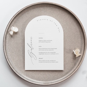 Modèle de menu en arc avec nom d'invité, menu de mariage en arc imprimable 5 x 7 pouces inclus marque-place et police de calligraphie, édition en Corjl