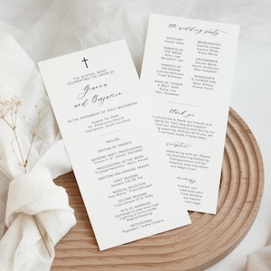 Może przedstawiać: Program ceremonii ślubnej z białym tłem i czarnym tekstem. Program zawiera kolejność ceremonii, nazwiska członków rodziny ślubnej i podziękowanie dla gości. Program jest ozdobiony prostym krzyżem u góry.