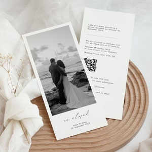 Puede incluir: Anuncio de boda en blanco y negro con una foto de la pareja en una playa. El anuncio dice "We eloped" e incluye los nombres de la pareja, la fecha de la boda y un código QR para obtener más información.