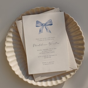 Szablon zaproszenia na baby shower do wydrukowania z jasnoniebieską kokardą, Eleganckie zaproszenia dla niemowląt z granatową wstążką, Zaproszenie na przyjęcie dla niemowląt, Edytuj w Corjl