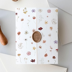 Modèle d'invitation de mariage floral gatefold avec code QR, modèle d'invitation à trois volets modifiable et imprimable, invitation pliée avec fleurs sauvages
