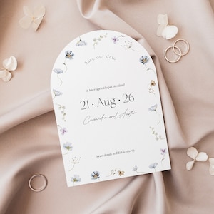 Szablon karty Save the Date z kwiatowym łukiem, do wydrukowania zaproszenie Save our Date z akwarelowymi kwiatami polnymi, ogłoszenie o ślubie w stylu boho, edycja w Corjl