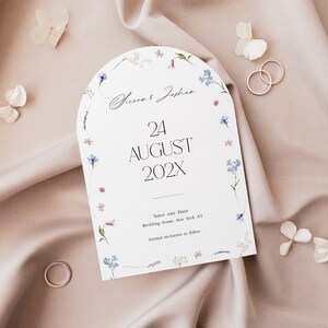 Szablon karty Save the Date z kwiatowym łukiem, do wydrukowania zaproszenie Save our Date z akwarelowymi kwiatami polnymi, ogłoszenie o ślubie w stylu boho, edycja w Corjl