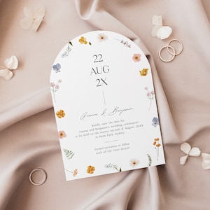 Szablon karty Save the Date z kwiatowym łukiem, do wydrukowania zaproszenie Save our Date z dzikimi kwiatami, minimalistyczne ogłoszenie o ślubie w stylu boho, edycja w Corjl