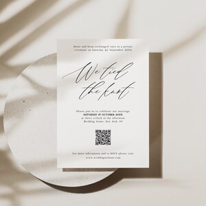 Puede incluir: Una invitación de boda con fondo blanco y texto negro. El texto dice "We tied the knot" e incluye la fecha y la hora de la boda. Se incluye un código QR para RSVP y más información.