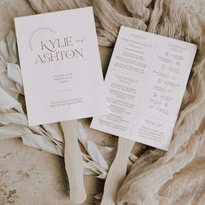 Puede incluir: Un abanico de programa de ceremonia de boda con un esquema de color marrón y blanco. El abanico presenta los nombres Kylie y Ashton, la fecha de la boda y una lista de los miembros de la fiesta de bodas. La parte posterior del abanico incluye una línea de tiempo del día de la boda.