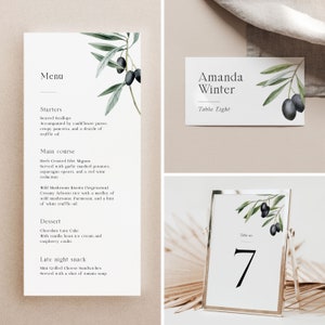 Puede incluir: Un menú de boda con una ilustración de acuarela de ramas de olivo. El menú incluye entrantes, plato principal, postre y un refrigerio nocturno. El texto dice: "Menú", "Entrantes", "Vieiras asadas", "Acompañadas de puré de coliflor, pancetta crujiente y un chorrito de aceite de trufa", "Plato principal", "Filete Mignon con costra de hierbas", "Servido con puré de patatas con ajo, espárragos y una reducción de vino tinto", "Risotto de champiñones silvestres (vegetariano)", "Arroz Arborio cremoso con una mezcla de champiñones silvestres, parmesano y un toque de aceite de trufa blanca", "Postre", "Pastel de lava de chocolate", "Con helado de vainilla y salsa de frambuesa", "Refrigerio nocturno", "Mini sándwiches de queso a la parrilla", "Servidos con un shot de sopa de tomate".