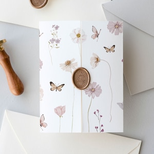 Modèle d'invitation de mariage floral gatefold avec code QR, invitation à trois volets imprimable avec fleurs roses, fleurs sauvages aquarelles, édition en corjl