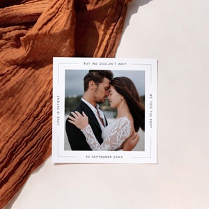 Sjabloon voor vierkante aankondiging van schaking met QR-code en foto, modern we eloped-uitnodigingskaart afdrukbaar met foto, direct downloaden