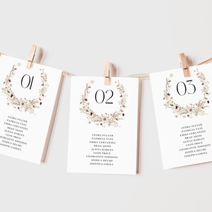 Plantillas de tarjetas con planos de mesa florales con flores silvestres de acuarela, elegantes tarjetas para el plano de asientos, editables e imprimibles.