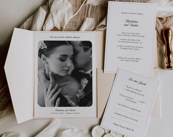 Può includere: Un invito di nozze con una foto in bianco e nero della coppia sul davanti. L'invito è di colore crema con un bordo nero. Il testo sull'invito recita "We can't wait to celebrate with you" e "Madeleine and Hunter". Il retro dell'invito ha una carta RSVP con il testo "Be our Guest".