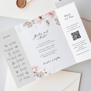 Modèle floral gatefold d'invitation de mariage avec code QR, invitation à trois volets avec roses rose pâle et hortensias, édition en Corjl