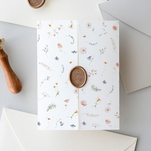 Modèle d'invitation de mariage floral gatefold avec code QR, modèle d'invitation à trois volets modifiable et imprimable, invitation pliée avec fleurs sauvages