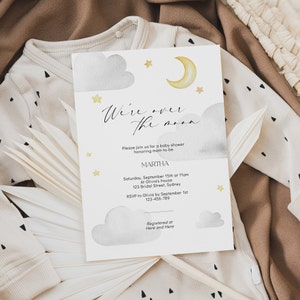Modello moderno di invito per baby shower con cielo notturno e nuvole, invito per baby shower "We're over the moon", stampabile e modificabile, modificabile in Corjl