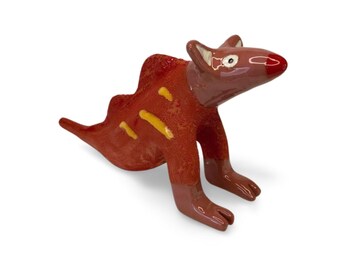 Scultura di drago in argilla ricca di ferro: decorazione con smalto colorato