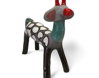 Escultura de cerámica de llama moteada: criatura fantástica de arte popular
