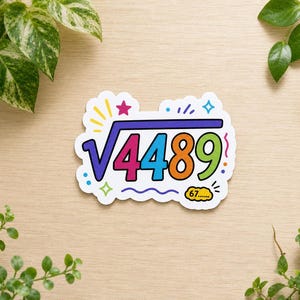 Könnte beinhalten: Ein gestanzter Aufkleber mit einem violetten Quadratwurzelsymbol über der Zahl 4489 in Pink, Blau, Orange und Grün. Das Design enthält kleine bunte Sterne, Funken und eine gelbe Sprechblase mit dem Text 67 und fünf Punkten.