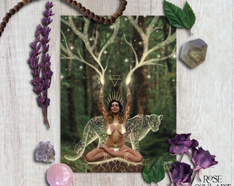 Op de afbeelding: Een kunstdruk met een mediterende vrouw met een gloeiende hertachtige figuur en een luipaard tegen een bosachtergrond. De afbeelding heeft een spiritueel thema. De print is omgeven door kristallen, bloemen en een houten kralenketting.