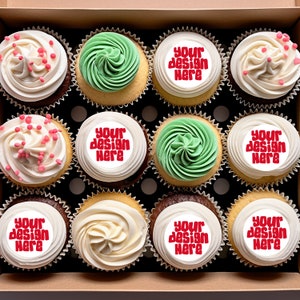 Puede incluir: Una caja de 10 cupcakes con glaseado blanco y diferentes coberturas. Algunos cupcakes tienen glaseado verde, otros tienen chispas rojas y algunos tienen una imagen comestible redonda con el texto "tu diseño aquí".