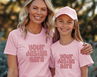 Mamá y yo Maqueta de camiseta rosa Maqueta de camiseta de mamá y yo Maqueta de hija familiar 3001 Modelo Foto de archivo Maqueta de camiseta para niños pequeños Descarga JPG