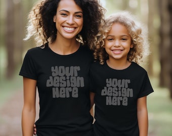 Mamá y yo Maqueta de camiseta negra Mamá y yo Maqueta de camiseta Maqueta de hija de familia 3001 Modelo Foto de stock Maqueta de camiseta para niños pequeños Descargar JPG