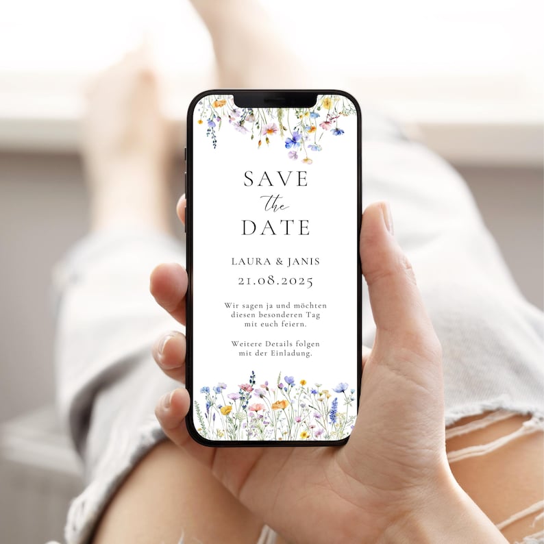 May include: A digital save the date card with a floral design. The text reads "Save the Date, Laura & Janis, 21.08.2025. Wir sagen ja und m&ouml;chten diesen besonderen Tag mit euch feiern. Weitere Details folgen mit der Einladung."