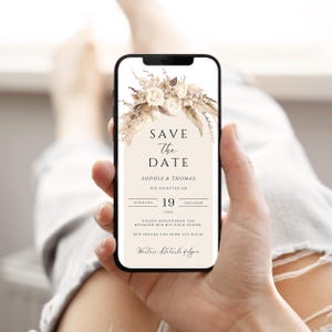 May include: A digital save the date card with a floral design in shades of beige and brown. The text reads "Save the Date", "Sophia & Thomas", "Wir heiraten am", "Sonntag 19 Oktober 2025", "Diesen besonderen Tag mochten wir mit euch feiern", "Wir freuen uns sehr auf euch!" and "Weitere Details folgen".