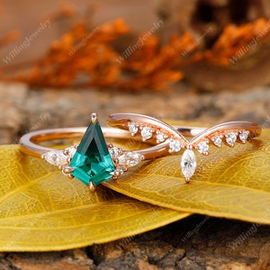 Unique Kite Cut Emerald Wedding Ring Set, Vintage 14k Gold Emerald Engagement Ring, Kite & Marquise Green Emerald Promise Anniversary Ring