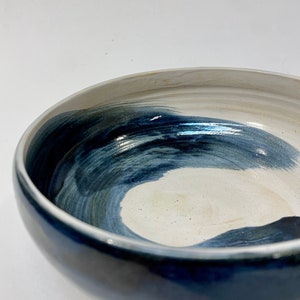 Handmade blue swirl ceramic serving bowl zdjęcie 3